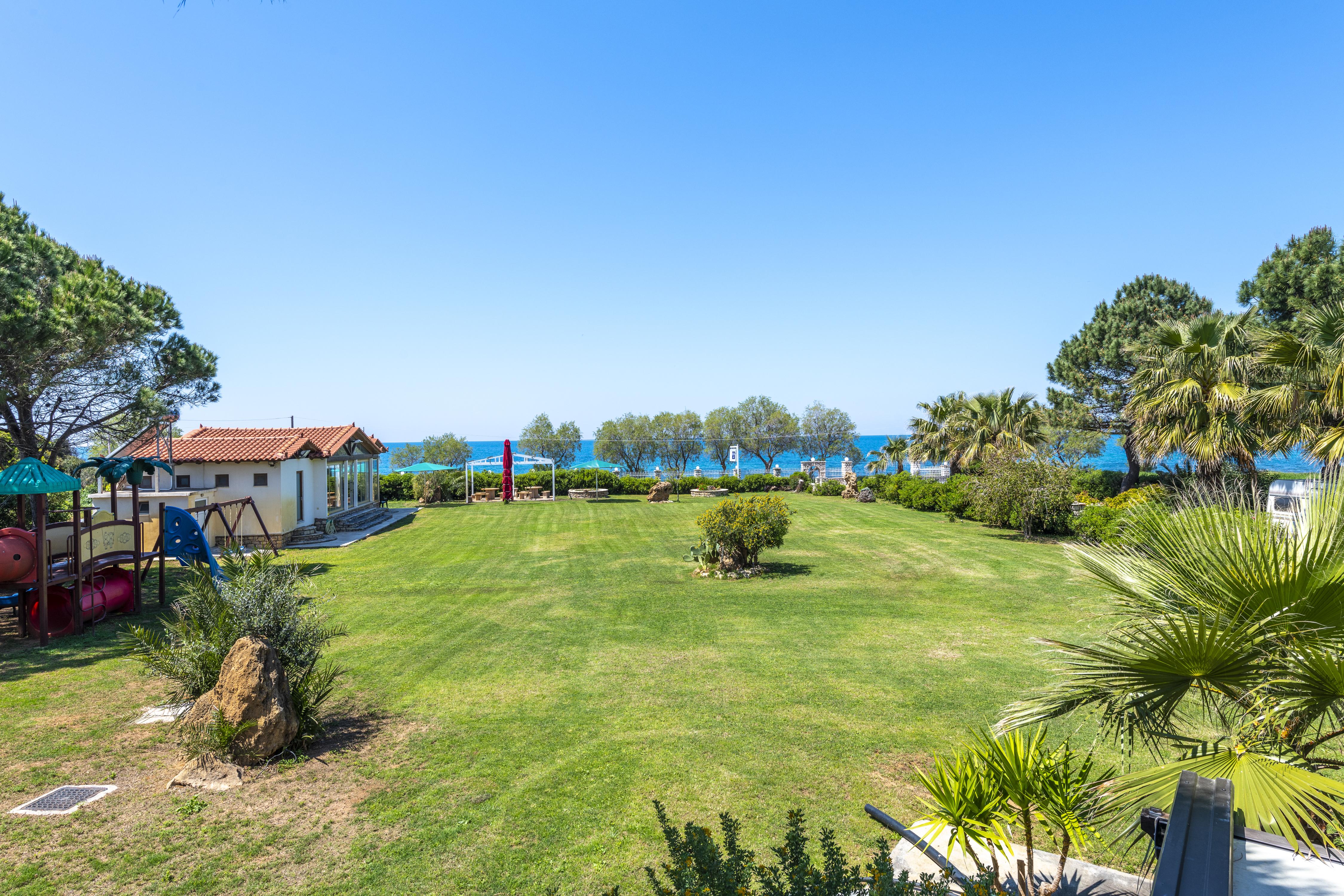 Irida Beach Resort Suites Kyparissia Exterior foto